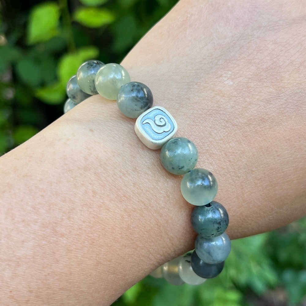 10mm stretchable Xiuyan jade with silver accent - Picture 8 of 12